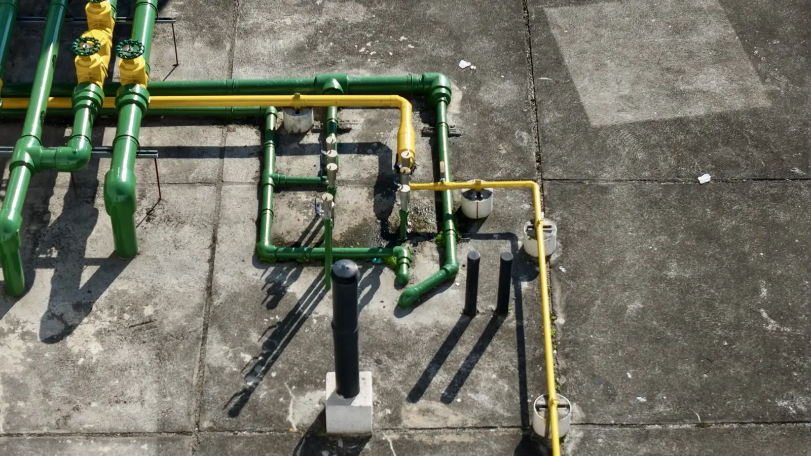 Inspeção aérea de infraestrutura em cobertura — evidência visual de sinais de desgaste no ativo